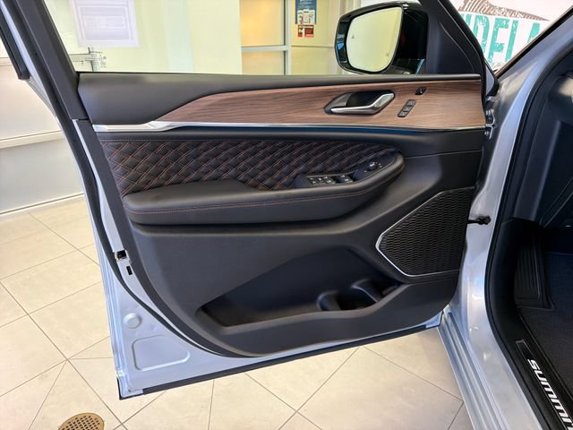 Used 2025 Jeep Grand Cherokee Summit w/ Obsidian Package AWD/4WD image 12