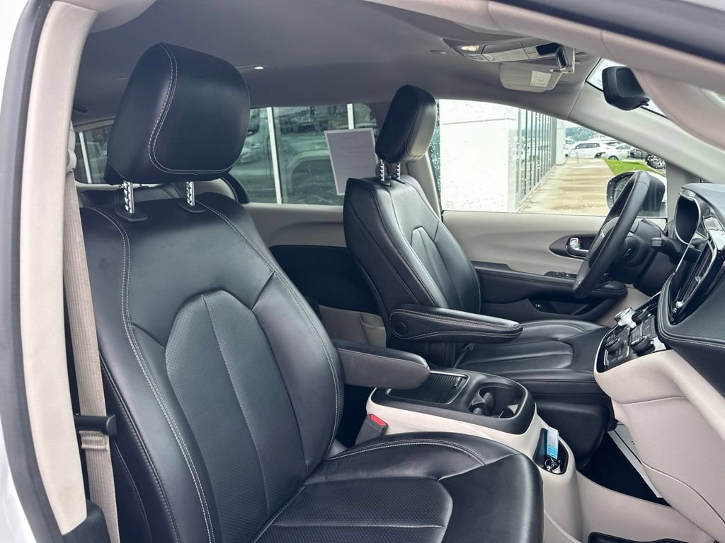 Used 2023 Chrysler Pacifica Touring-L FWD image 17