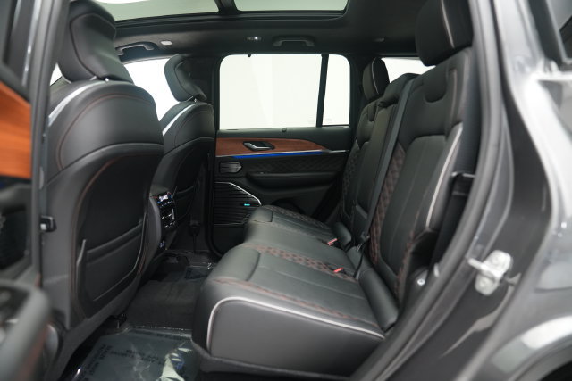 Used 2023 Jeep Grand Cherokee Summit AWD/4WD image 14