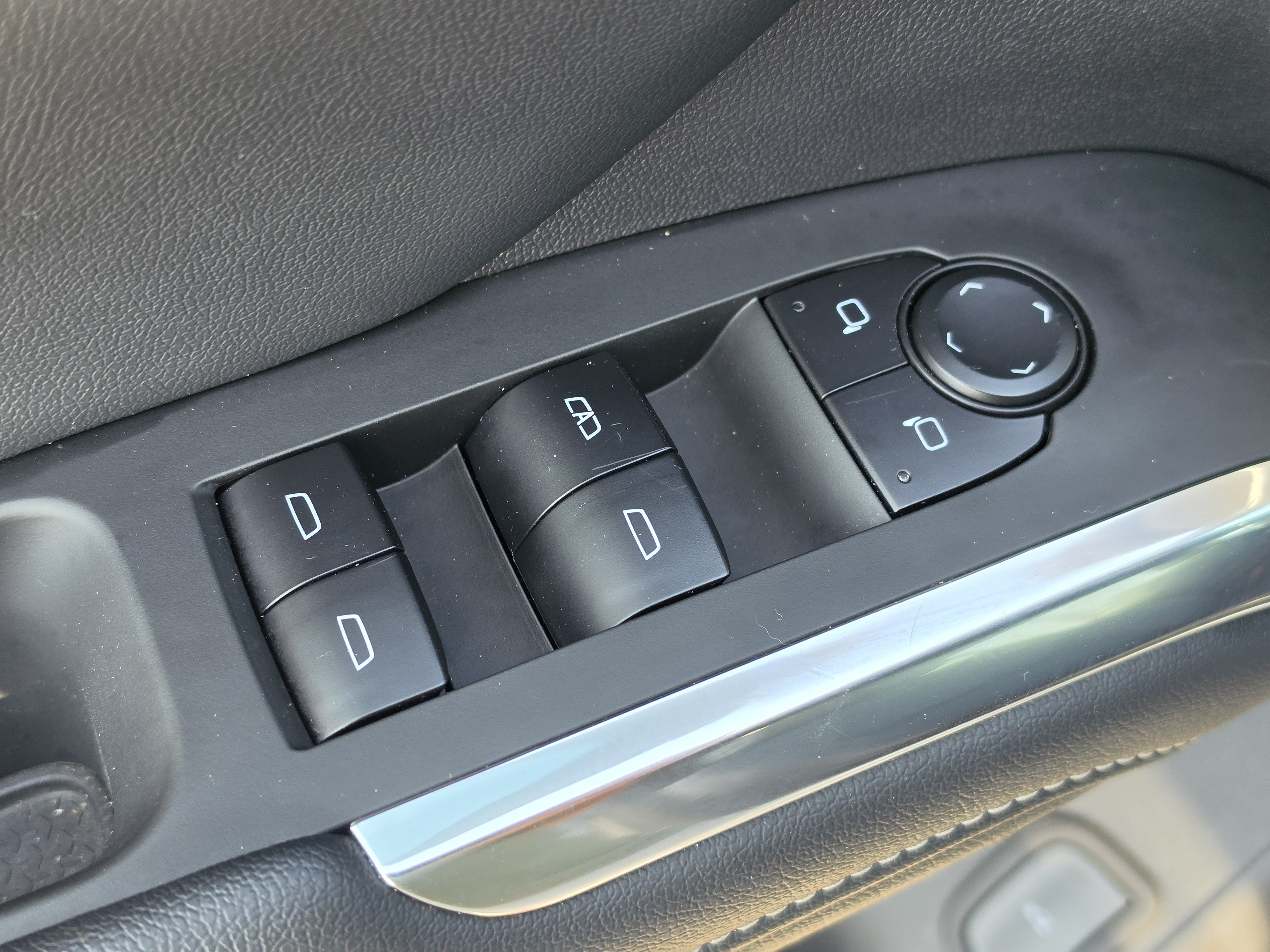 Used 2025 Chevrolet Traverse LT FWD image 24