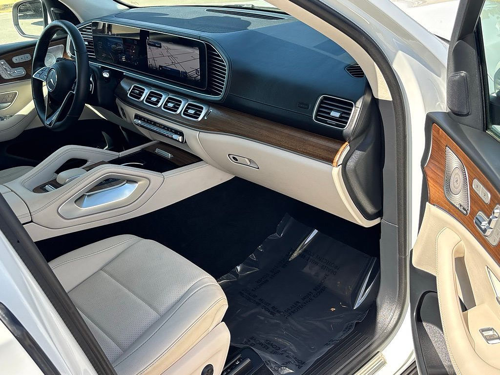 Used 2025 Mercedes-Benz GLS 450 4MATIC image 26