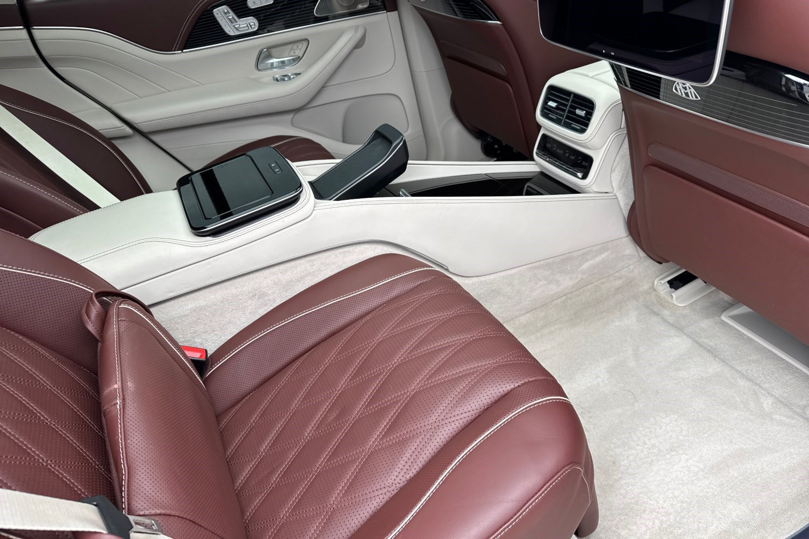 Used 2025 Mercedes-Benz Maybach GLS 600 4MATIC image 35