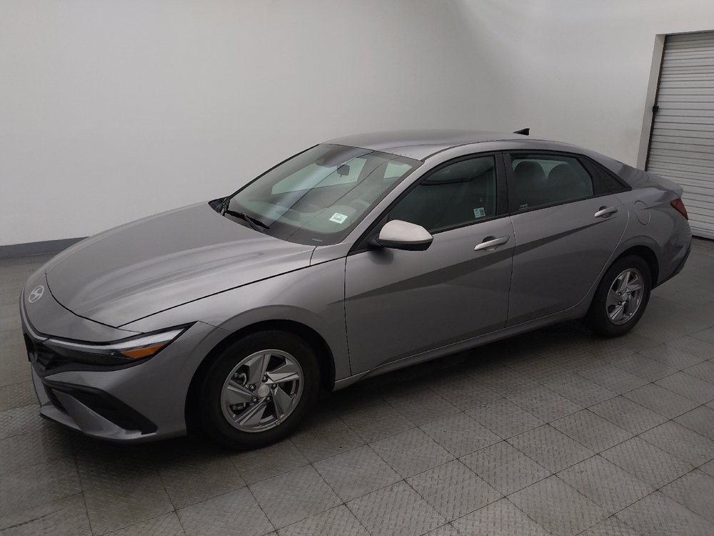 Used 2025 Hyundai Elantra SE FWD image 2