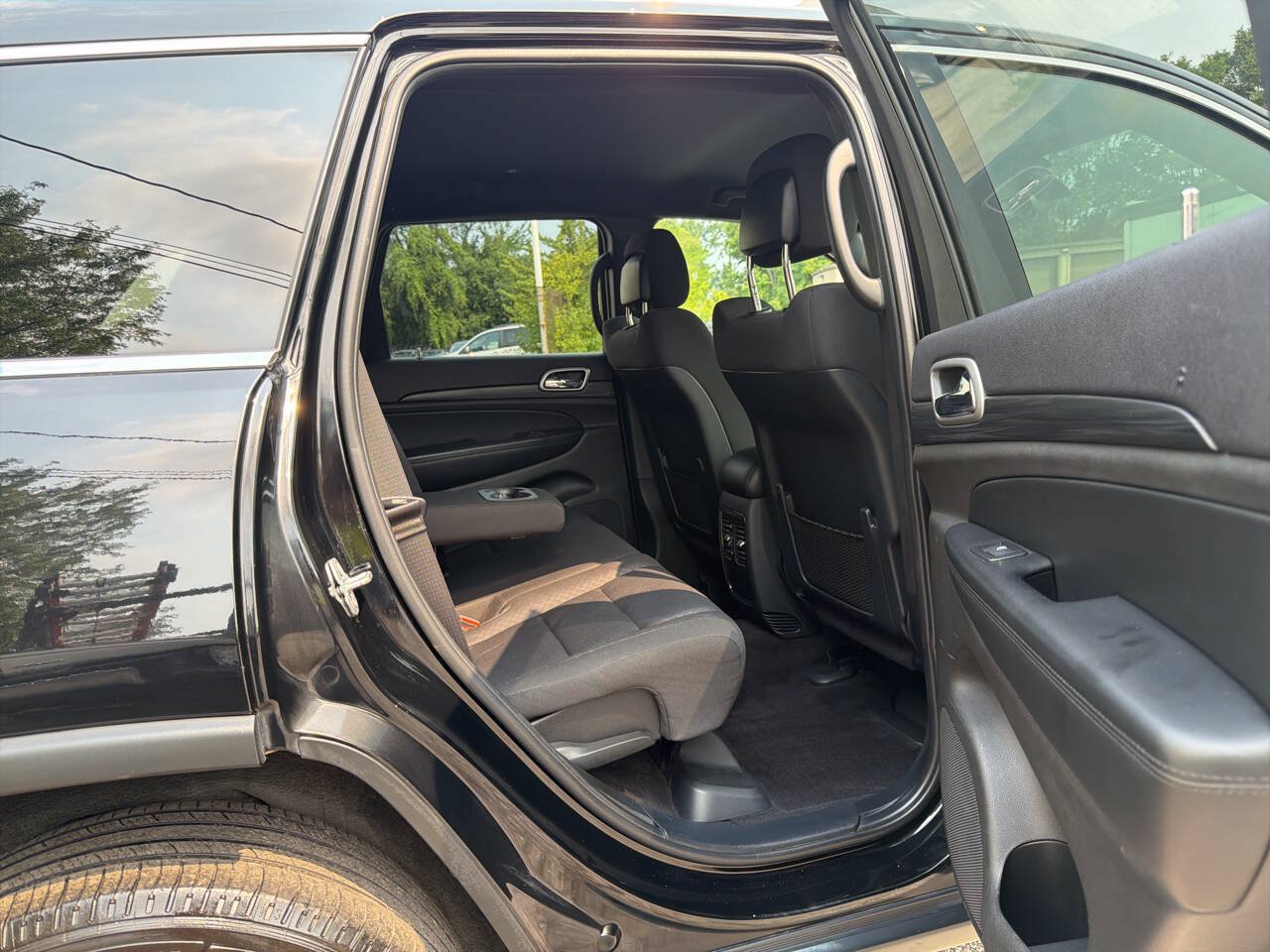 Used 2019 Jeep Grand Cherokee Laredo AWD/4WD image 27