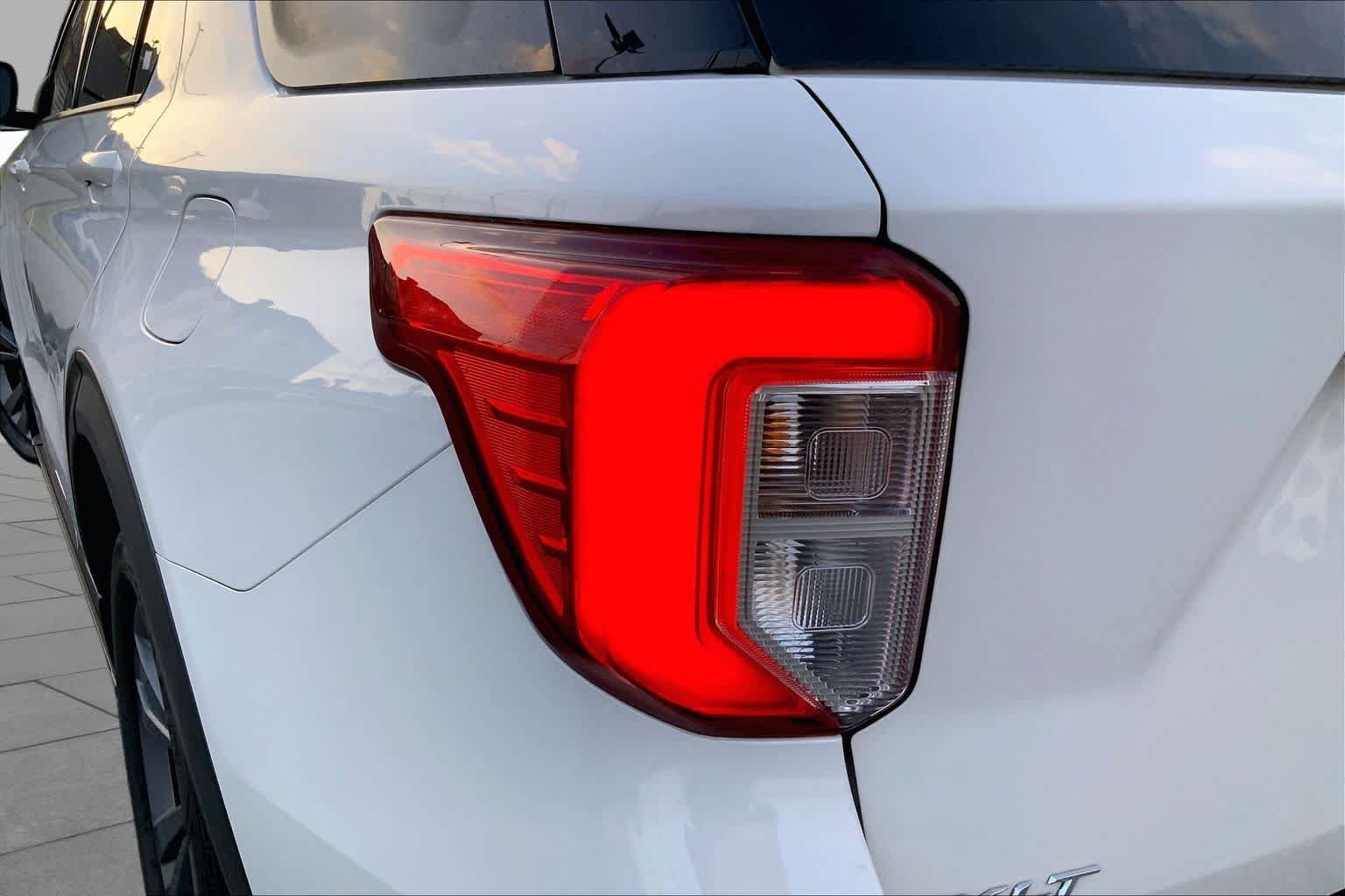 Used 2021 Ford Explorer XLT w/ Equipment Group 202A RWD image 26