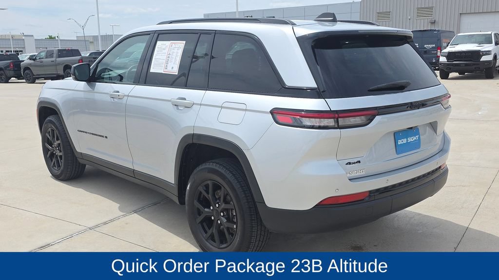 Used 2025 Jeep Grand Cherokee Altitude AWD/4WD image 4