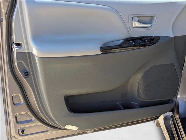 Used 2020 Toyota Sienna XLE w/ XLE Navigation Package image 6