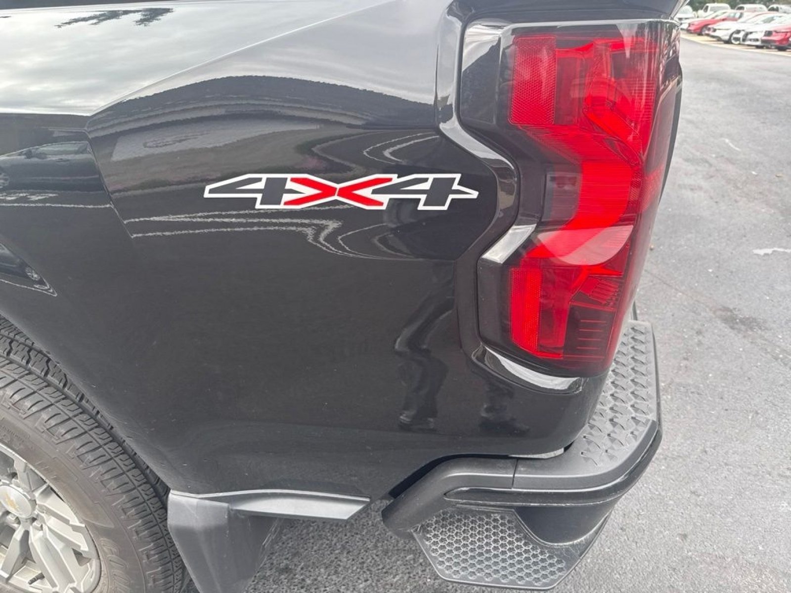 Used 2023 Chevrolet Colorado LT w/ LT Convenience Package II AWD/4WD image 4