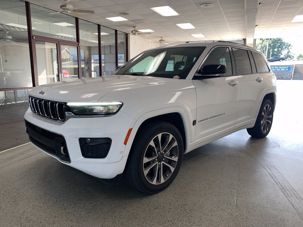 Used 2023 Jeep Grand Cherokee Overland w/ Luxury Tech Group IV AWD/4WD image 3
