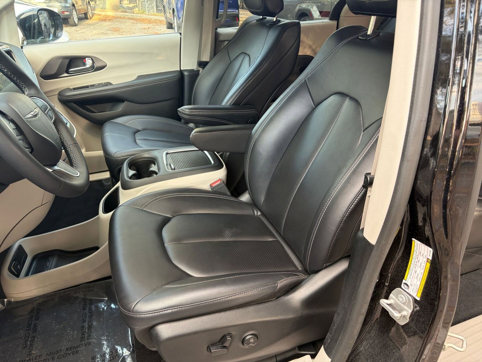 Used 2024 Chrysler Pacifica Touring-L image 23