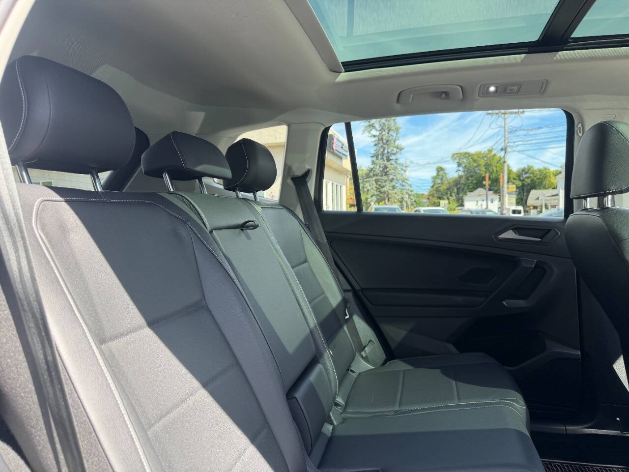 Used 2021 Volkswagen Tiguan SEL AWD/4WD image 28
