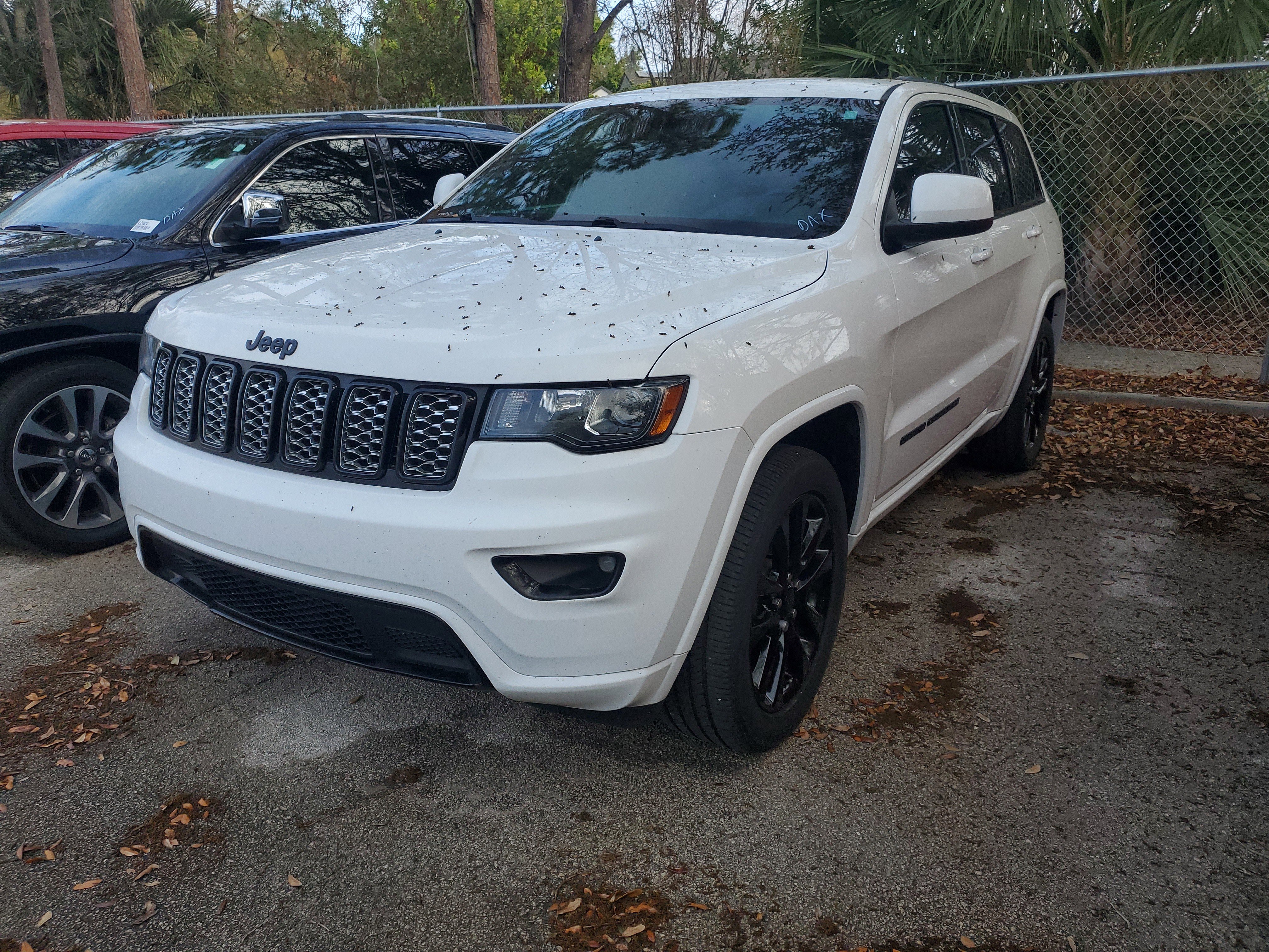 Used 2017 Jeep Grand Cherokee Altitude image 2