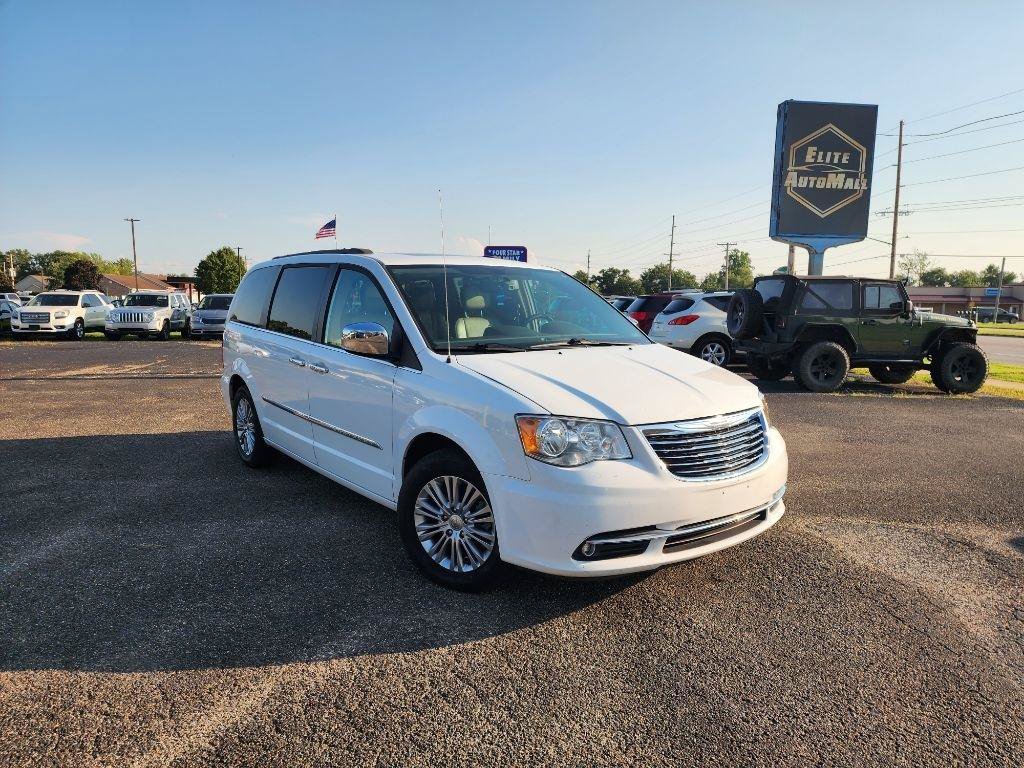 Used 2016 Chrysler Town & Country Touring-L FWD image 1