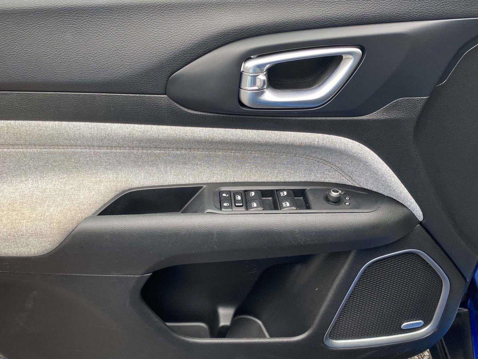 Used 2023 Jeep Compass Latitude w/ Sun and Sound Group image 17