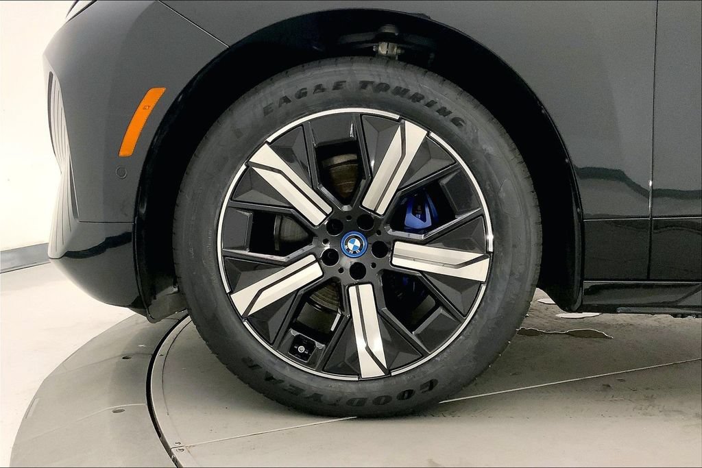Used 2024 BMW iX xDrive50 w/ Premium Package AWD/4WD image 8