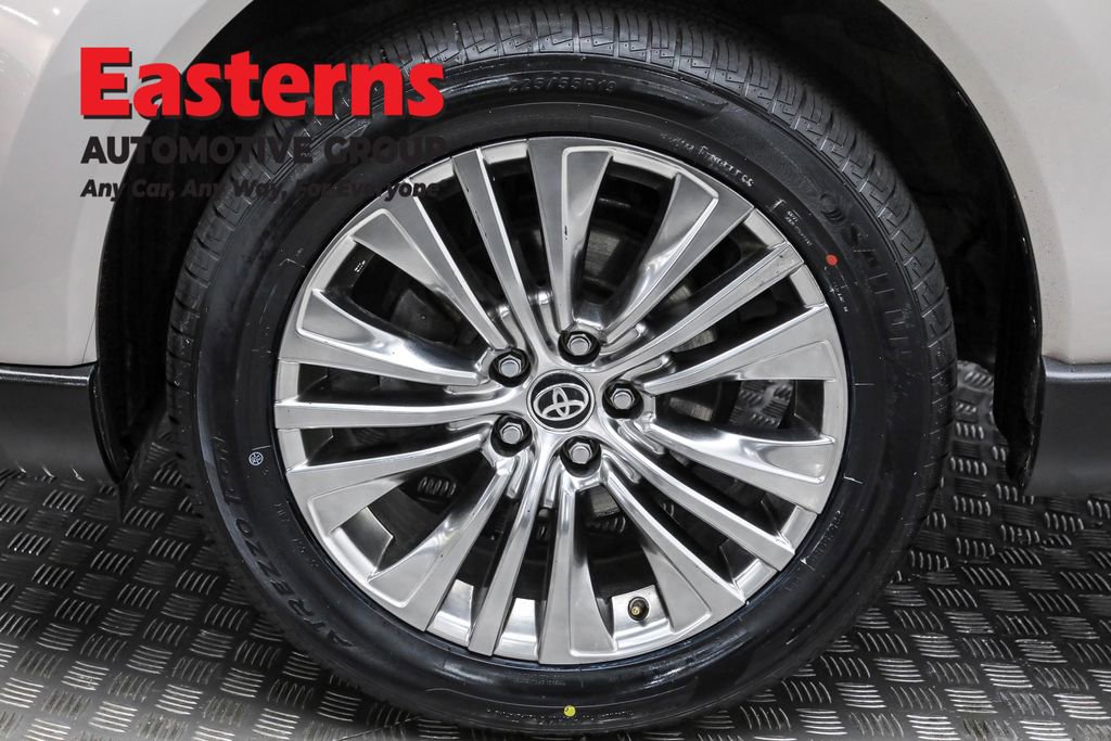 Used 2023 Toyota Venza Limited image 31