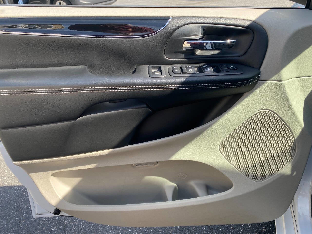 Used 2018 Dodge Grand Caravan SXT image 11