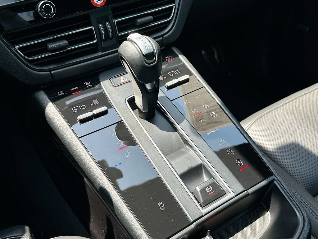 Certified 2022 Porsche Macan S AWD/4WD image 19