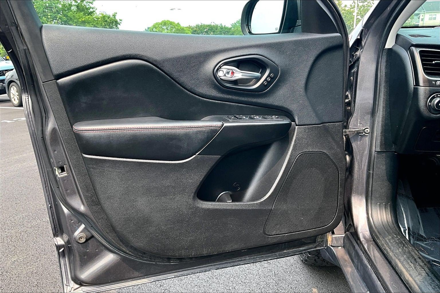 Used 2019 Jeep Cherokee Trailhawk AWD/4WD image 22