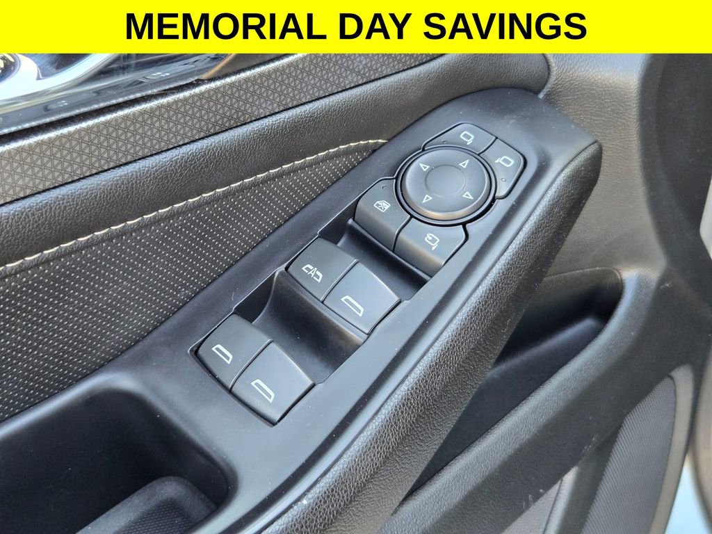 Used 2023 Chevrolet Traverse Premier FWD image 12