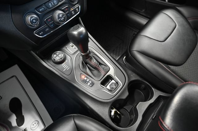 Used 2022 Jeep Cherokee Trailhawk AWD/4WD image 19