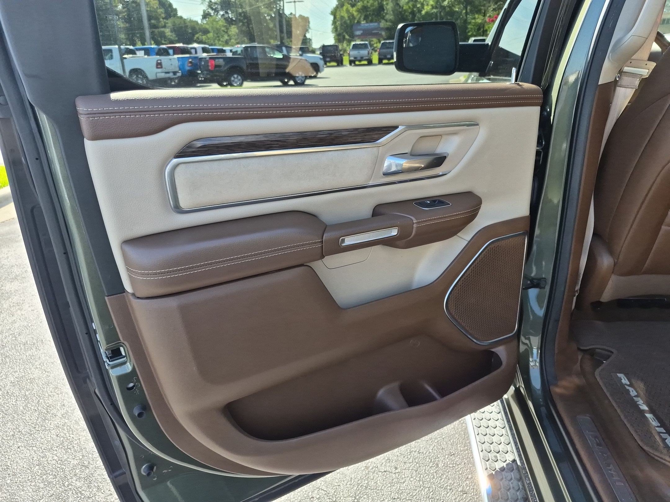 Used 2020 RAM 1500 Laramie AWD/4WD image 15
