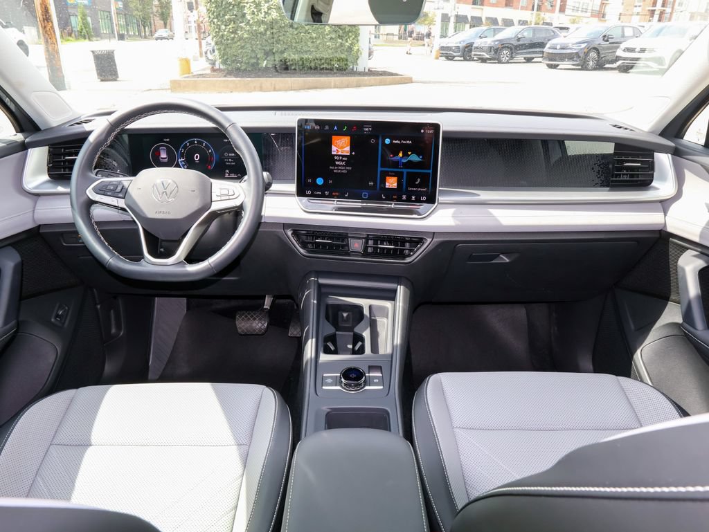 Certified 2025 Volkswagen Tiguan SE w/ Panoramic Sunroof Package AWD/4WD image 17