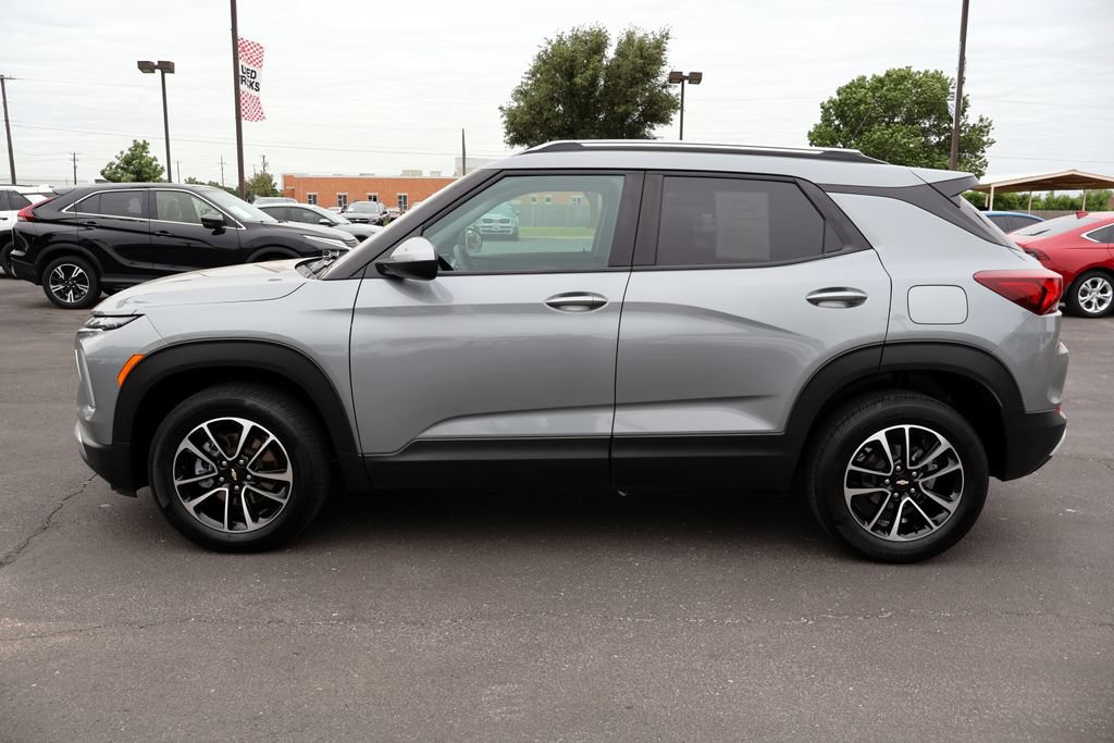 Used 2025 Chevrolet TrailBlazer LT AWD/4WD image 2
