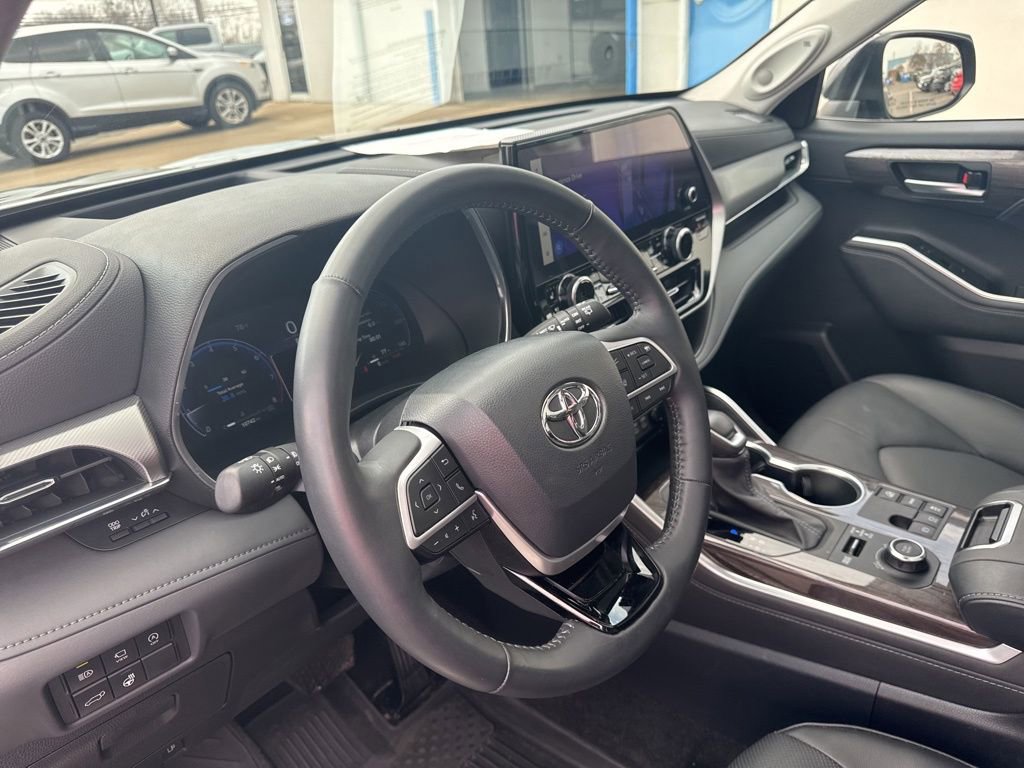 Used 2023 Toyota Highlander Platinum image 13