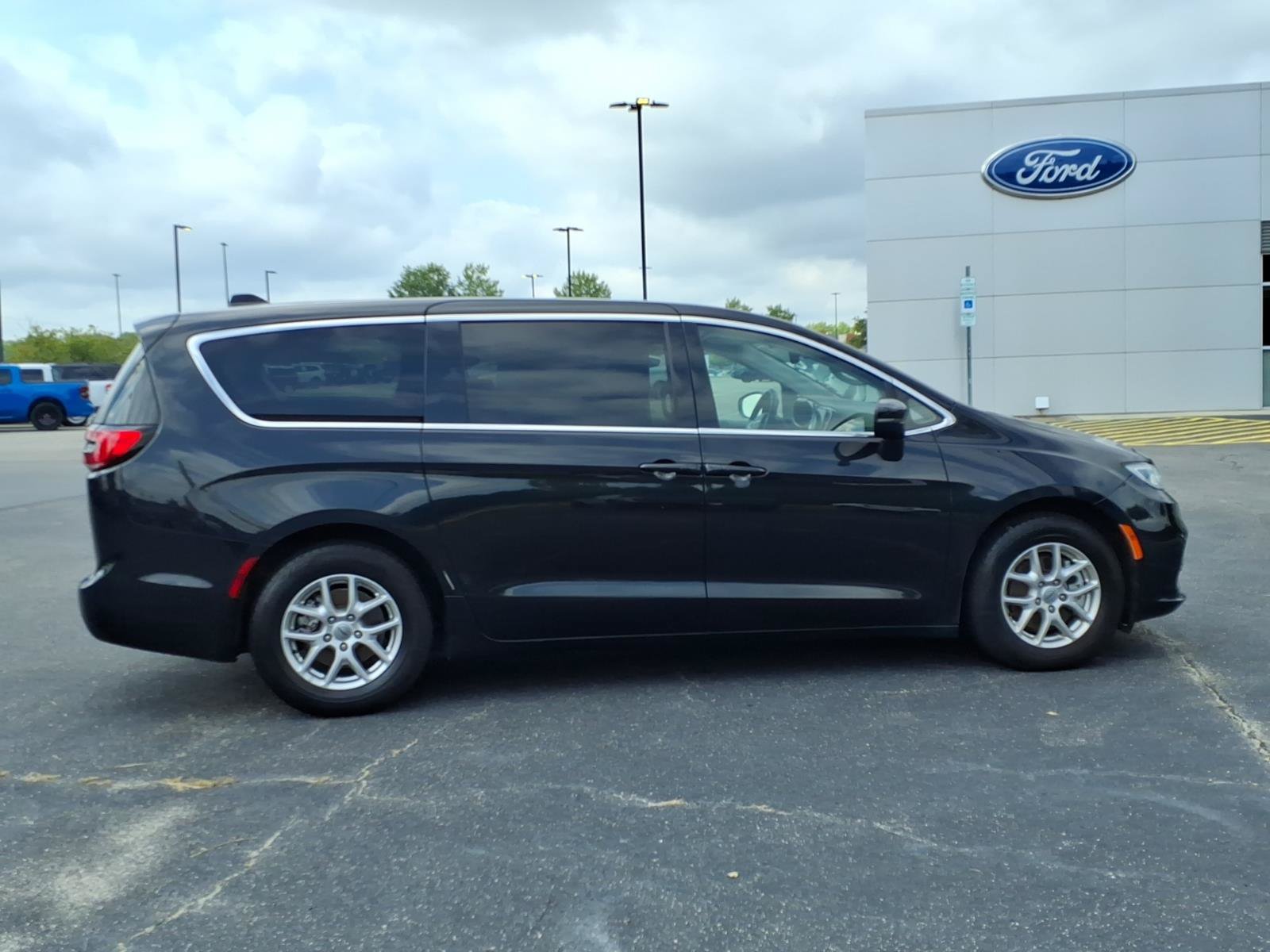 Used 2023 Chrysler Pacifica Touring-L FWD image 25