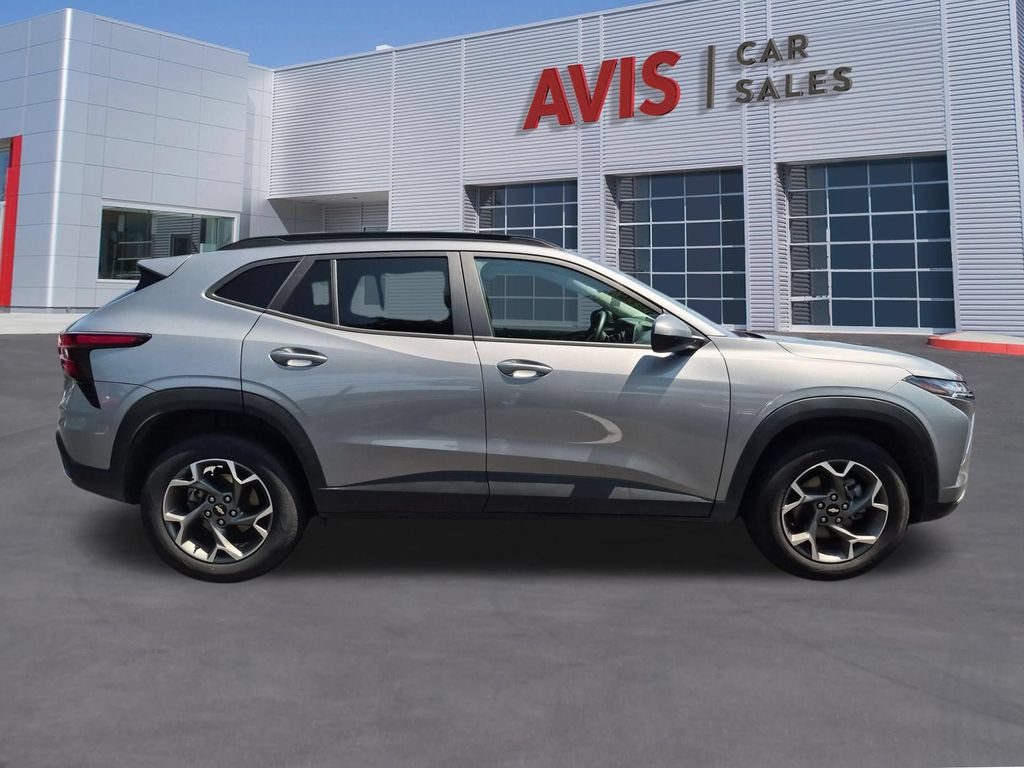 Used 2025 Chevrolet Trax LT w/ LT Convenience Package FWD image 5