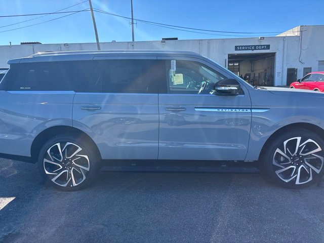 New 2026 Lincoln Navigator Reserve AWD/4WD image 4
