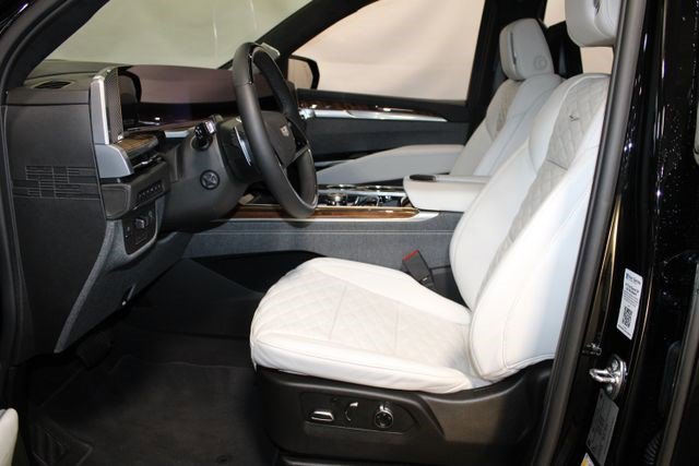 Certified 2025 Cadillac Escalade Sport Platinum w/ LPO, ONYX Package AWD/4WD image 5
