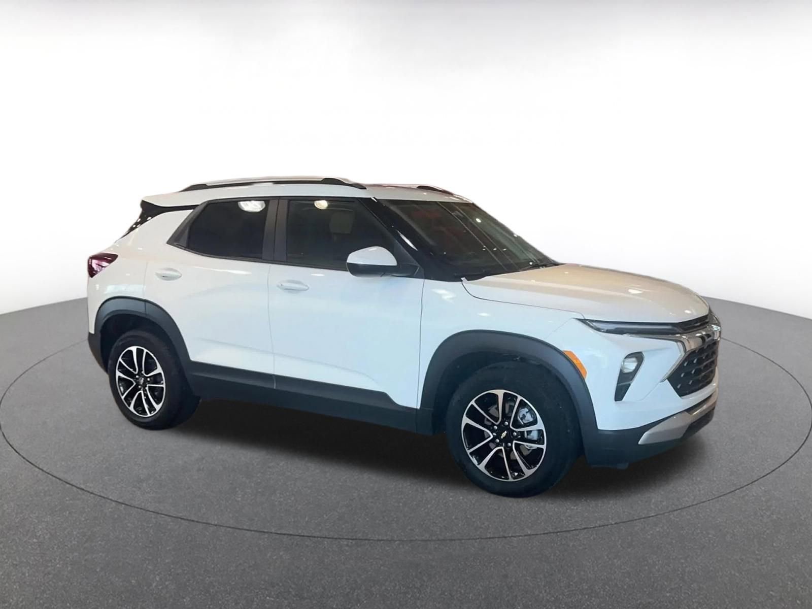 Used 2025 Chevrolet TrailBlazer LT image 2