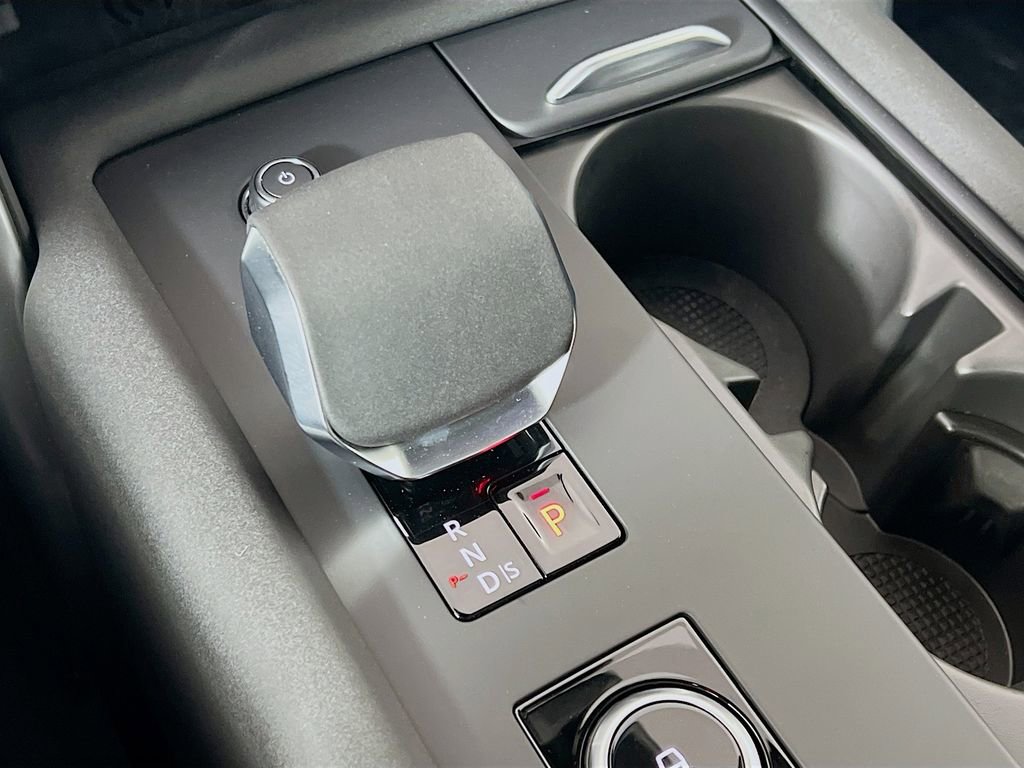 Used 2025 Land Rover Discovery Dynamic SE image 17