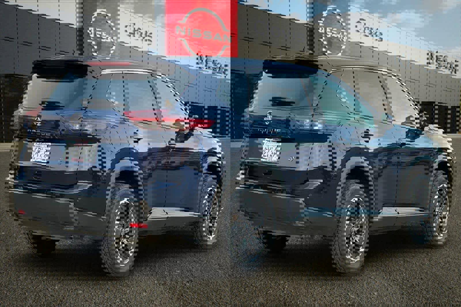 Used 2024 Nissan Rogue SV image 3