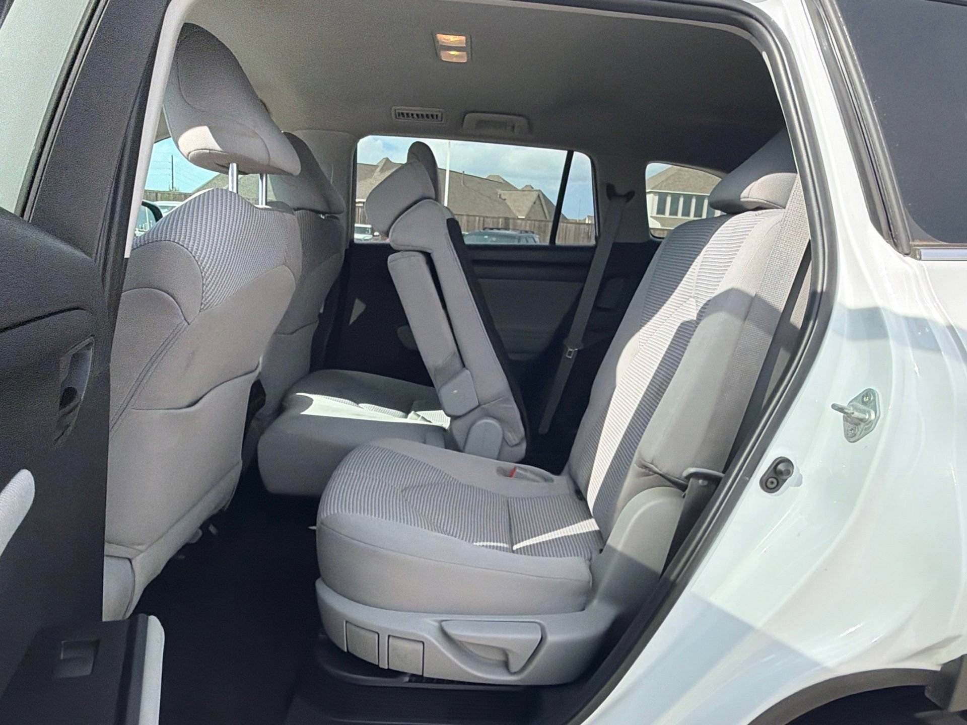 Used 2023 Toyota Highlander LE AWD/4WD image 11