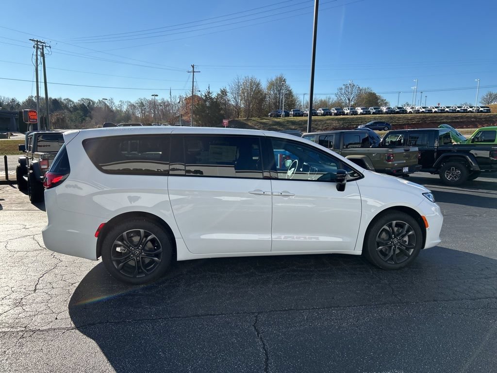 New 2026 Chrysler Pacifica Select AWD/4WD image 11