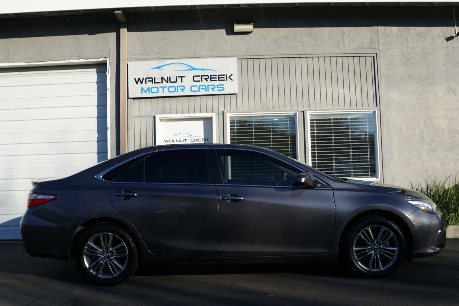 Used 2017 Toyota Camry SE w/ Moonroof Package image 25