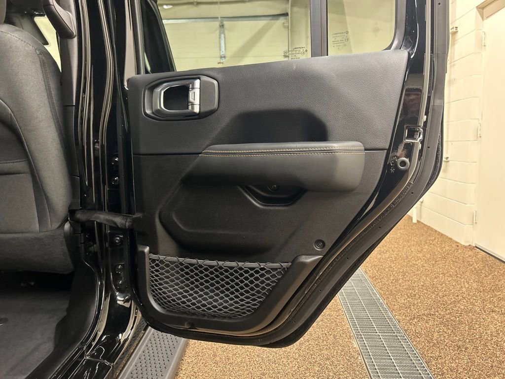 Used 2025 Jeep Wrangler Unlimited Sahara AWD/4WD image 5