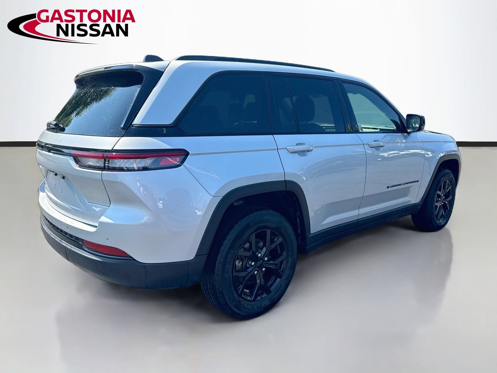 Used 2025 Jeep Grand Cherokee Altitude AWD/4WD image 9