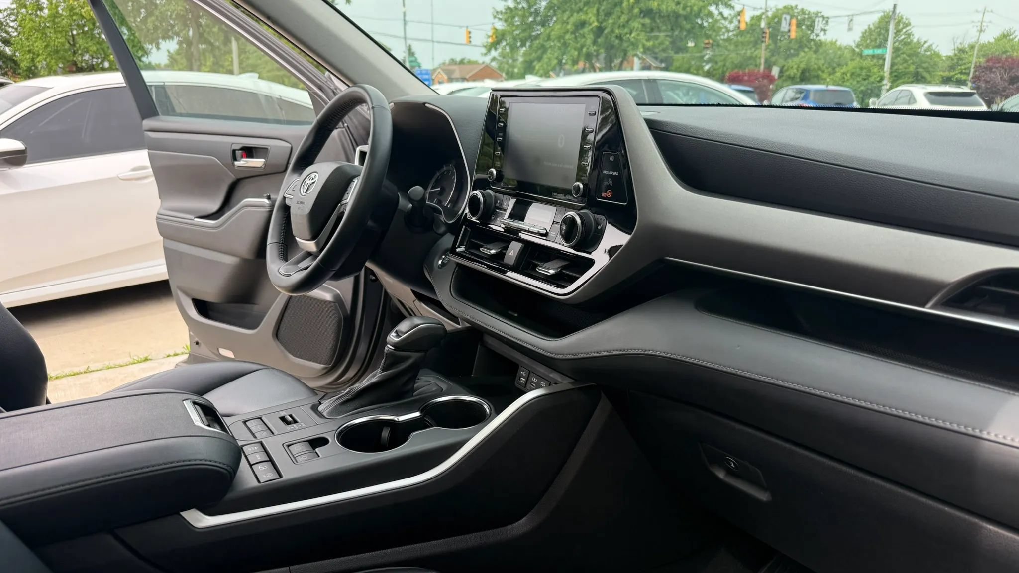 Used 2022 Toyota Highlander XLE AWD/4WD image 15