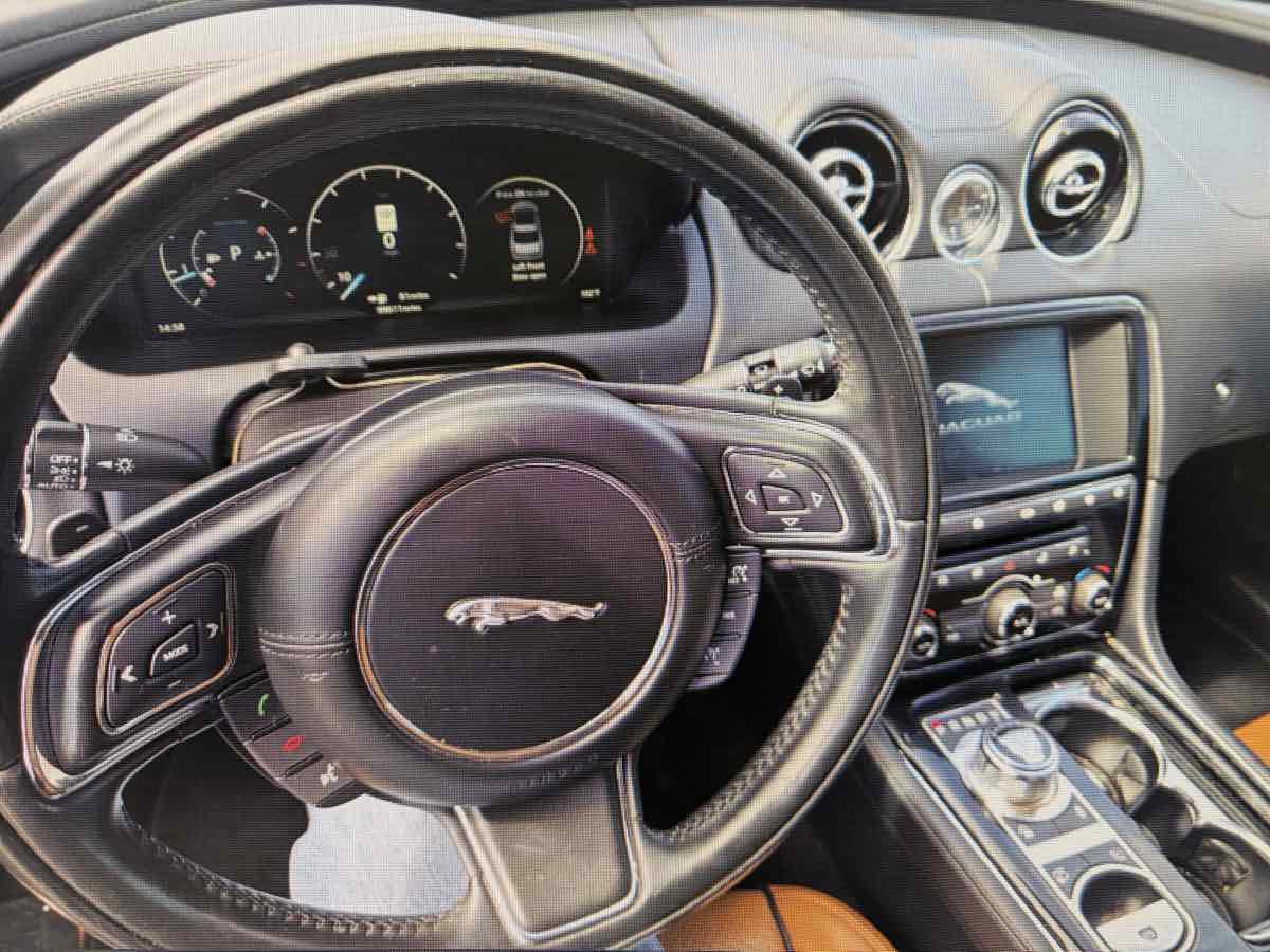 Used 2016 Jaguar XJ R-Sport RWD image 9