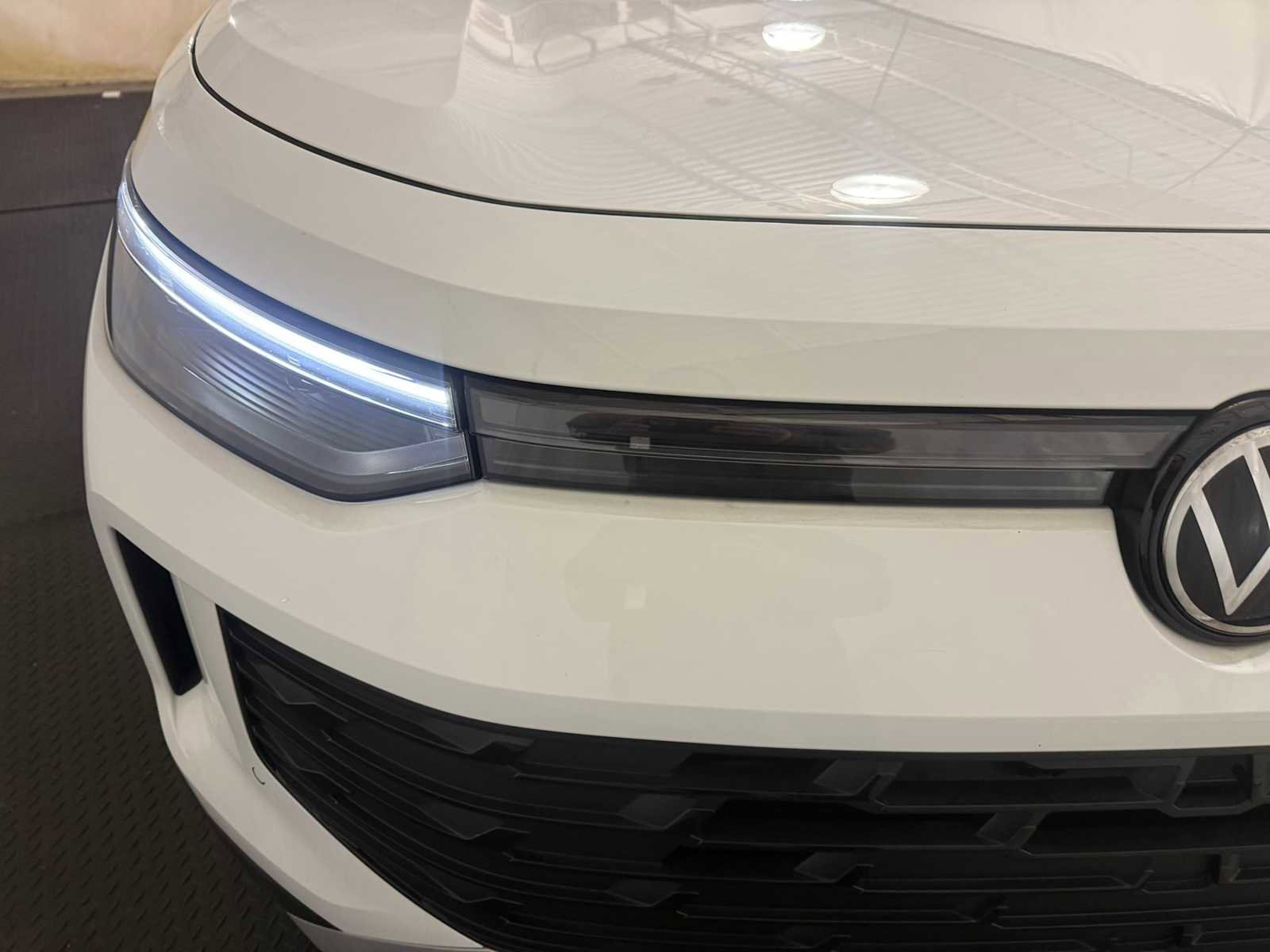 Certified 2025 Volkswagen Tiguan SE image 4