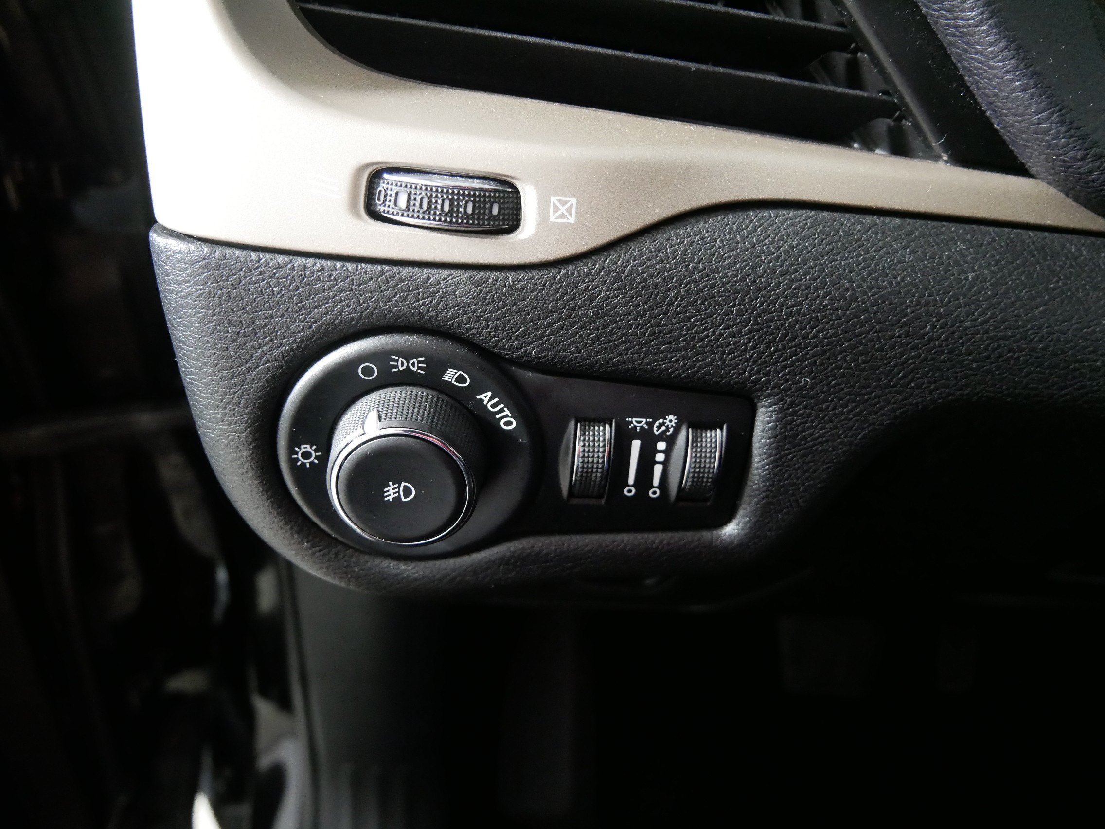Used 2017 Jeep Cherokee Limited AWD/4WD image 26