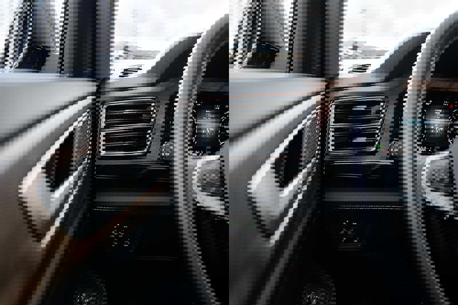 Used 2025 Volkswagen Atlas SE image 24