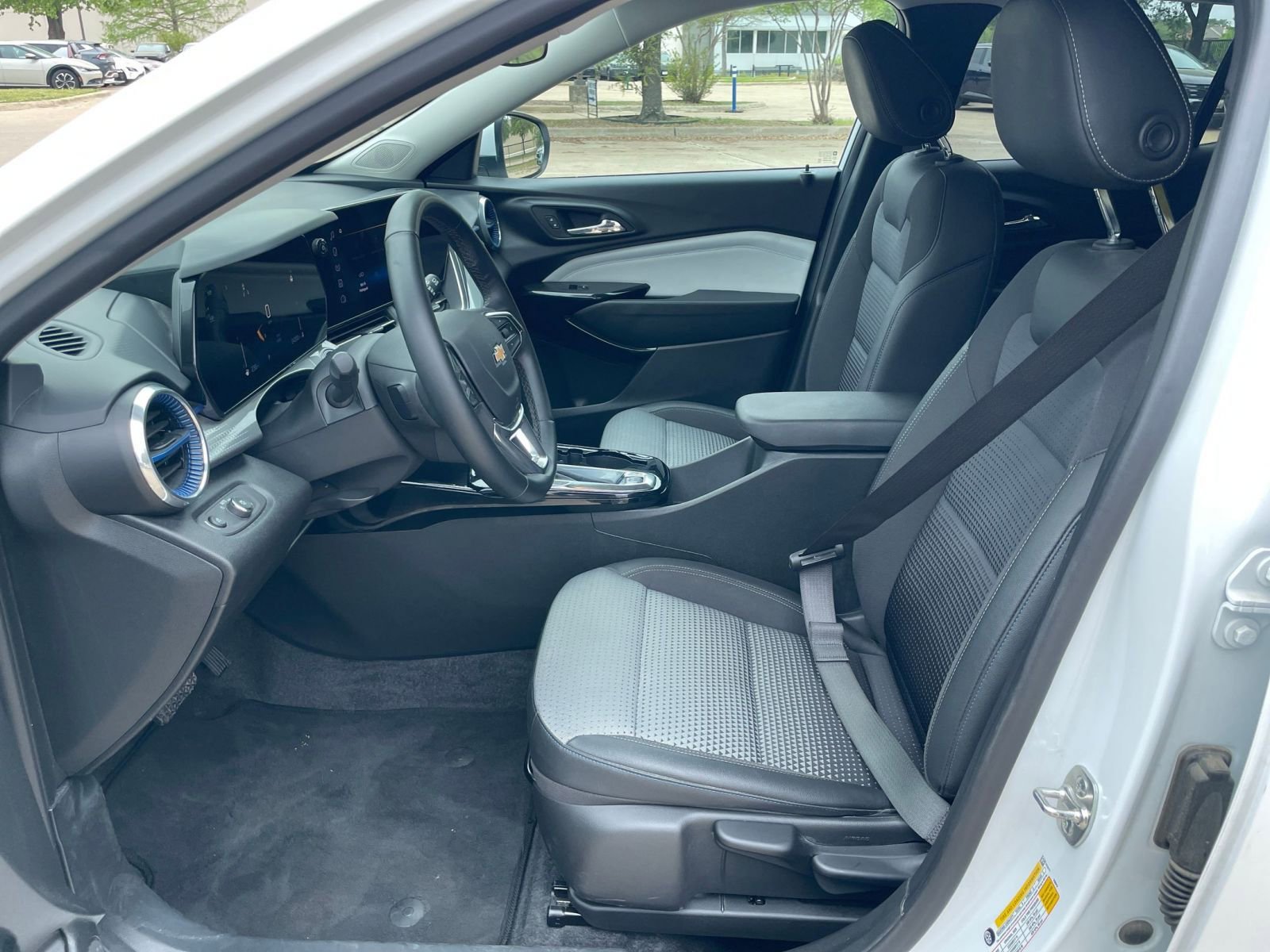 Used 2025 Chevrolet Trax LT w/ LT Convenience Package FWD image 30