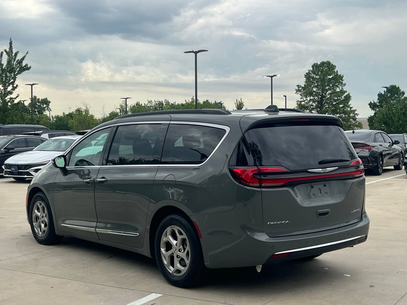 Used 2023 Chrysler Pacifica Limited FWD image 10