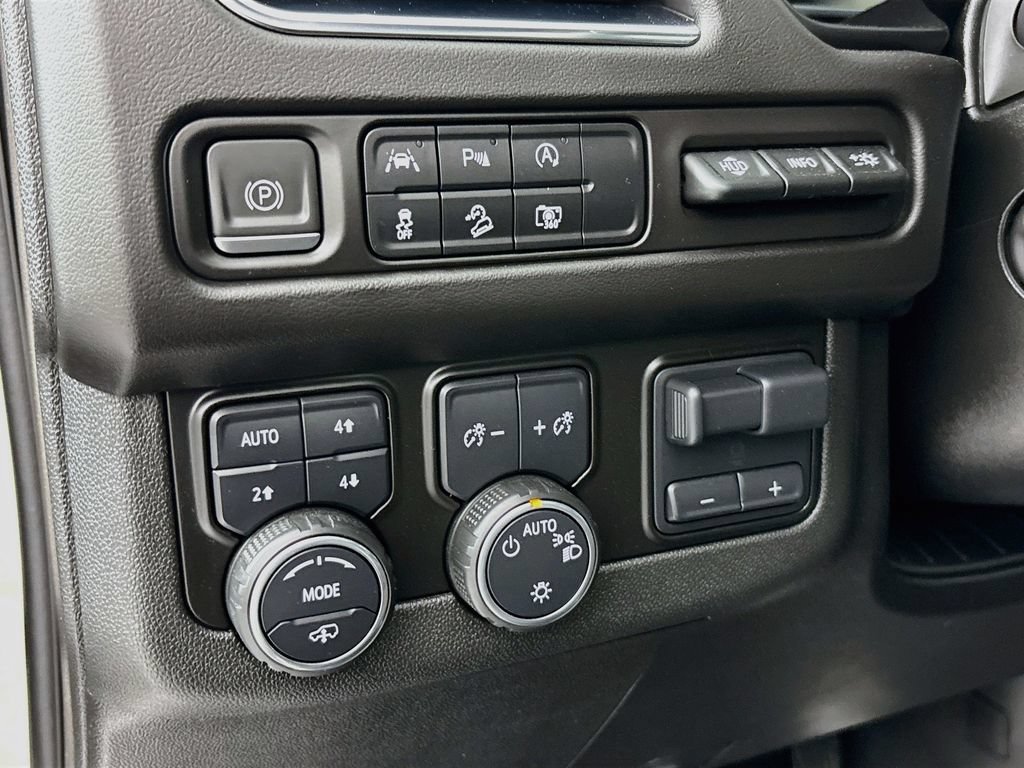 Certified 2024 Chevrolet Suburban High Country AWD/4WD image 12