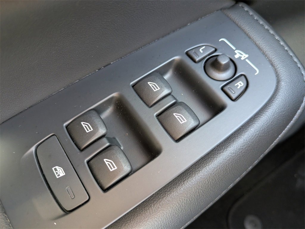 Certified 2025 Volvo S60 B5 Core image 24